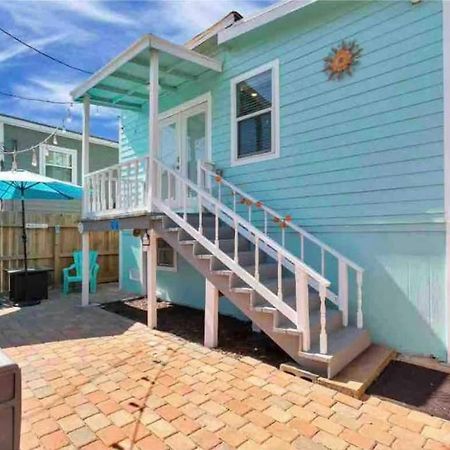 Vila Hidden Hideaway! Bungalow 2 Blocks From The Beach! Sleeps 3 Galveston Exteriér fotografie