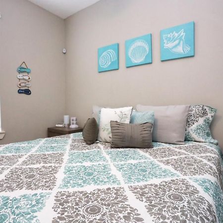 Vila Hidden Hideaway! Bungalow 2 Blocks From The Beach! Sleeps 3 Galveston Exteriér fotografie
