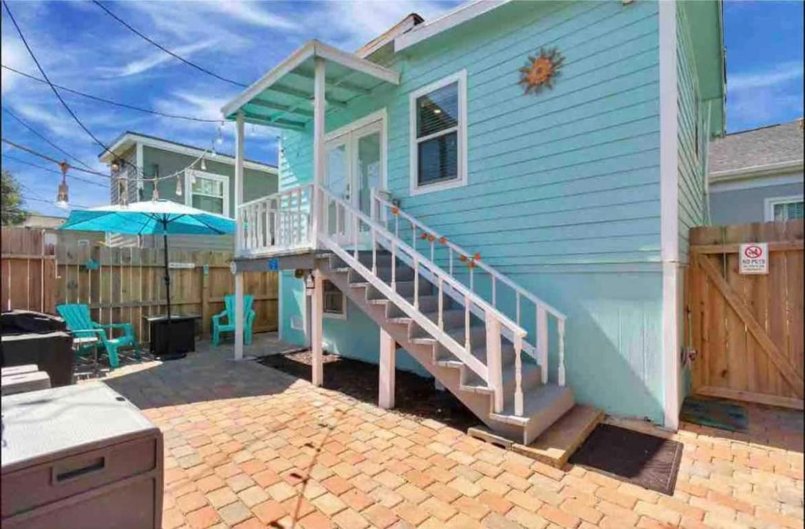 Vila Hidden Hideaway! Bungalow 2 Blocks From The Beach! Sleeps 3 Galveston Exteriér fotografie