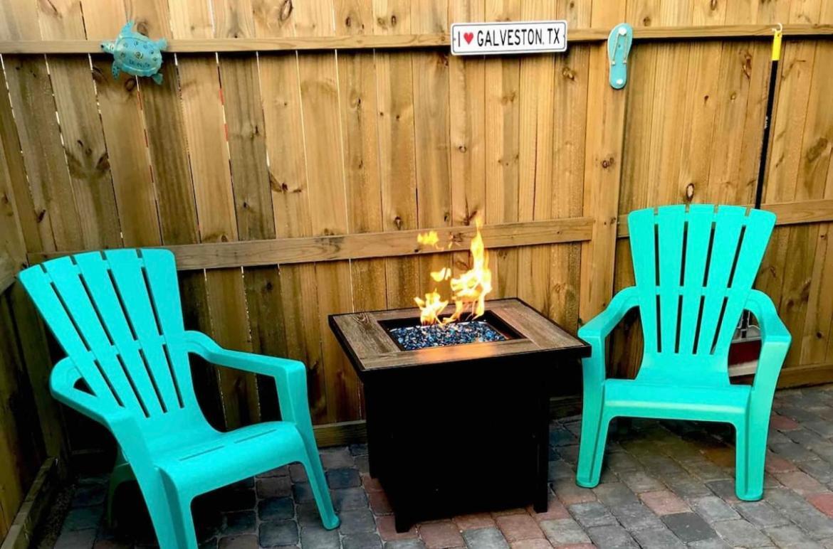 Vila Hidden Hideaway! Bungalow 2 Blocks From The Beach! Sleeps 3 Galveston Exteriér fotografie