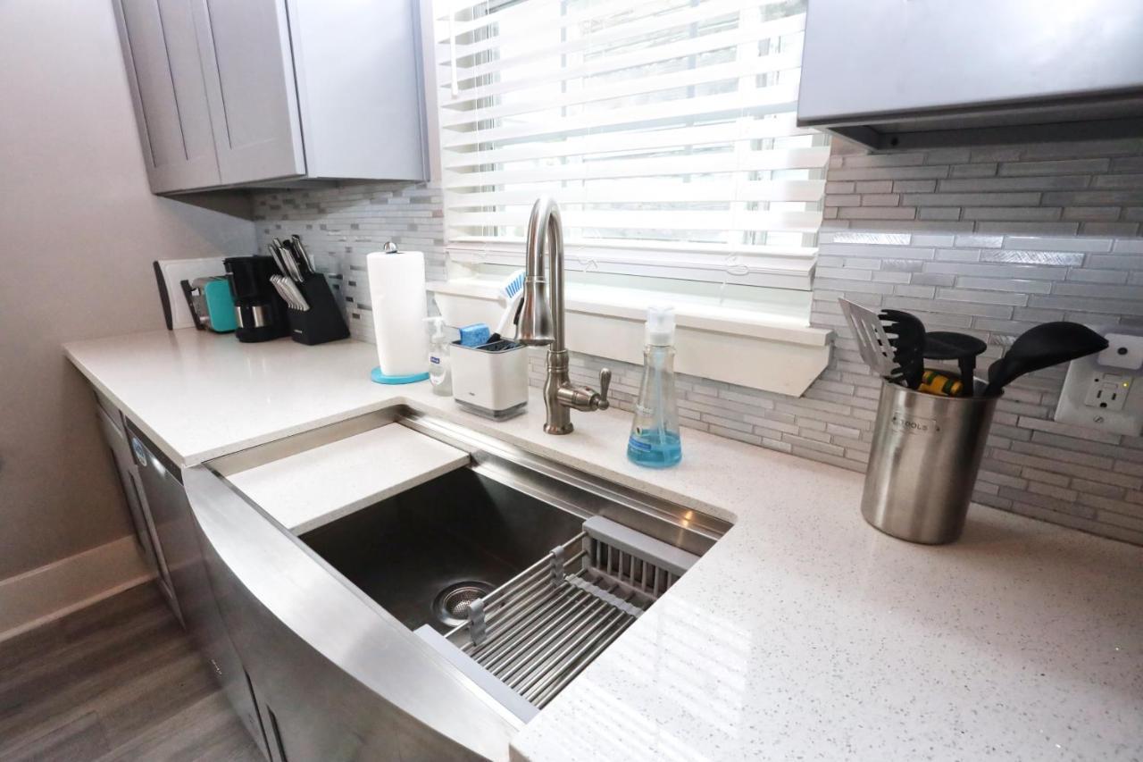 Vila Hidden Hideaway! Bungalow 2 Blocks From The Beach! Sleeps 3 Galveston Exteriér fotografie