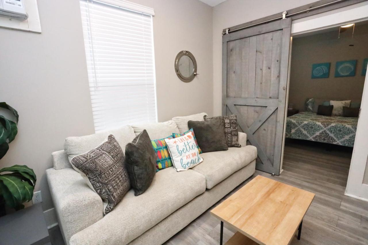 Vila Hidden Hideaway! Bungalow 2 Blocks From The Beach! Sleeps 3 Galveston Exteriér fotografie
