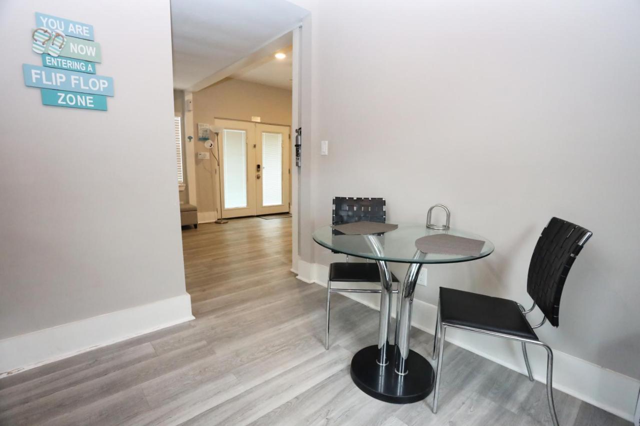 Vila Hidden Hideaway! Bungalow 2 Blocks From The Beach! Sleeps 3 Galveston Exteriér fotografie