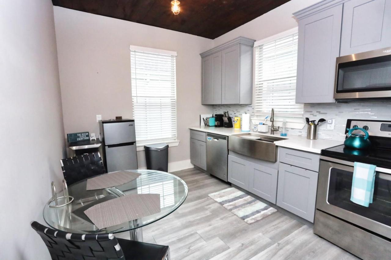 Vila Hidden Hideaway! Bungalow 2 Blocks From The Beach! Sleeps 3 Galveston Exteriér fotografie