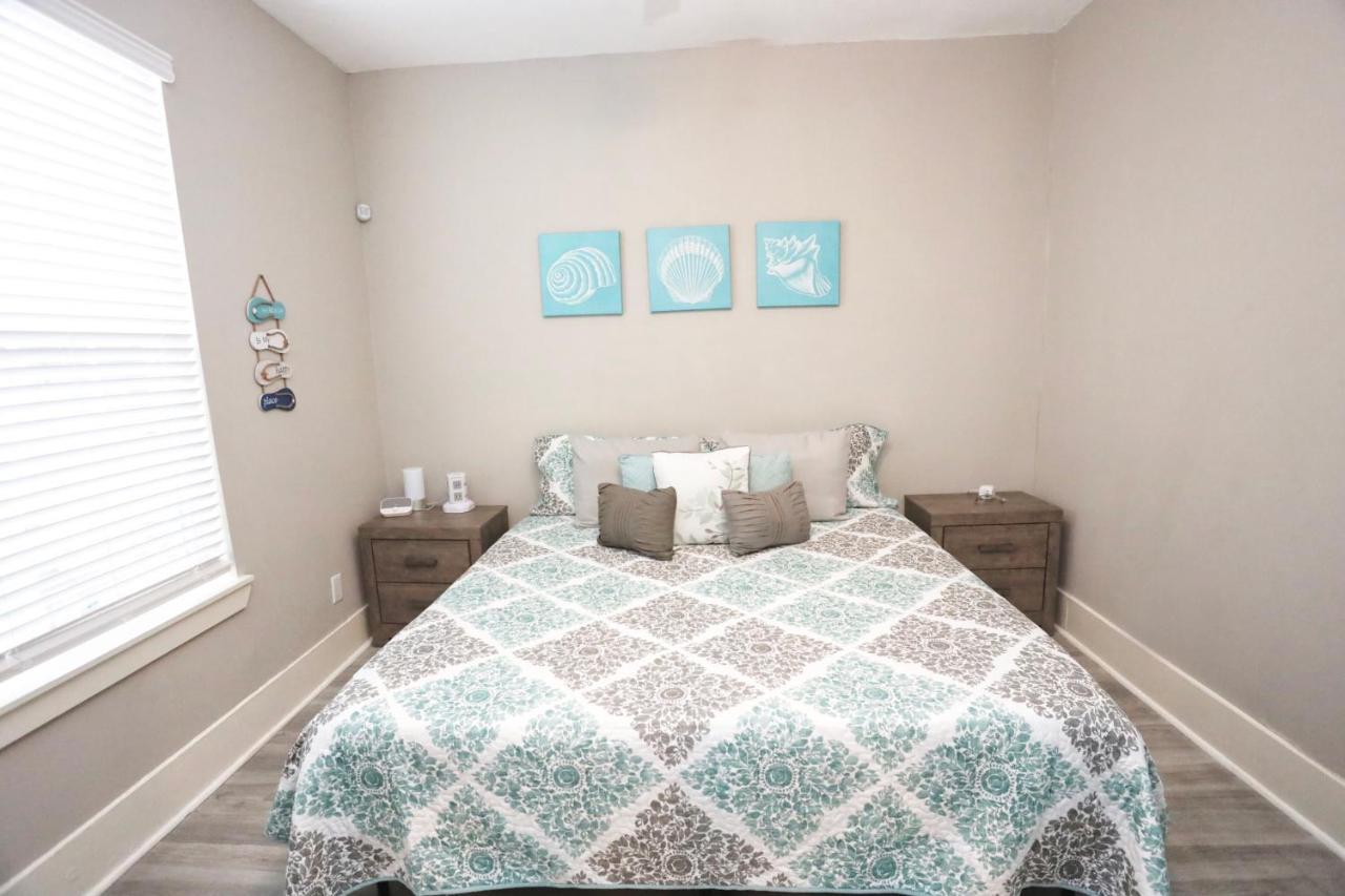 Vila Hidden Hideaway! Bungalow 2 Blocks From The Beach! Sleeps 3 Galveston Exteriér fotografie