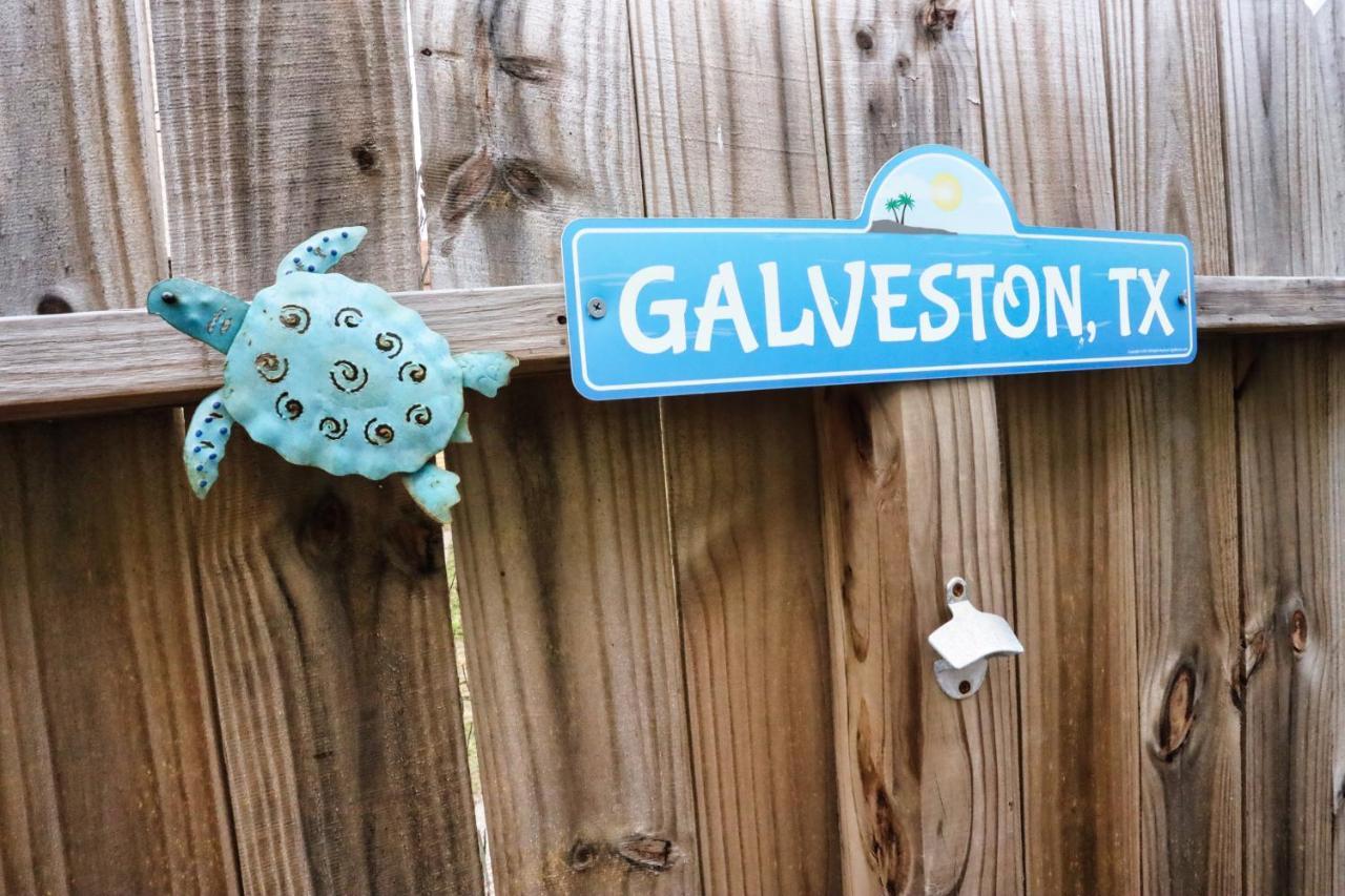 Vila Hidden Hideaway! Bungalow 2 Blocks From The Beach! Sleeps 3 Galveston Exteriér fotografie