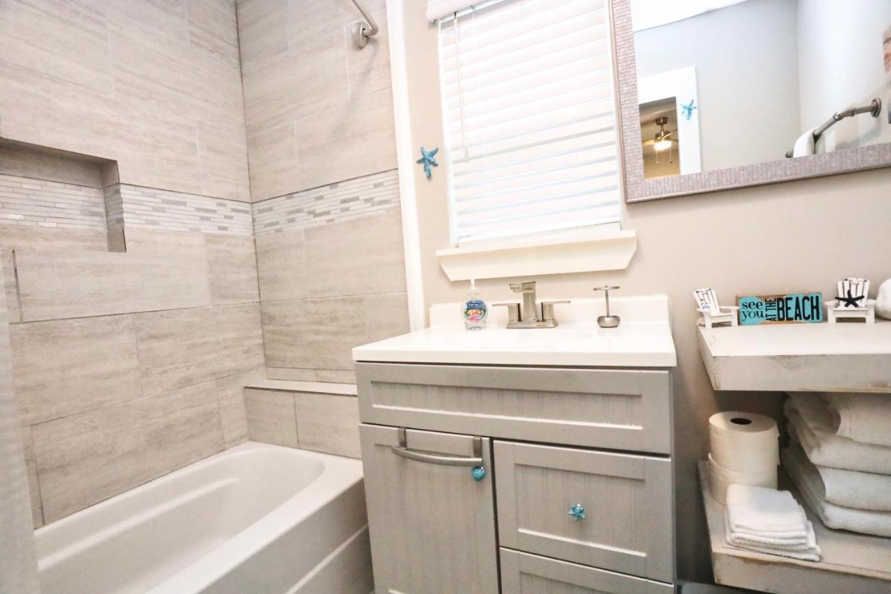 Vila Hidden Hideaway! Bungalow 2 Blocks From The Beach! Sleeps 3 Galveston Exteriér fotografie